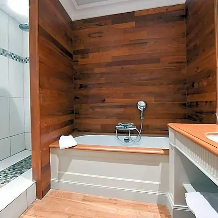 Chateau Grattequina Hotel 4*